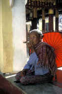 Cheroot lady 3.jpg (51600 bytes)