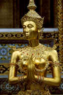 Palace Statue 3.jpg (66494 bytes)